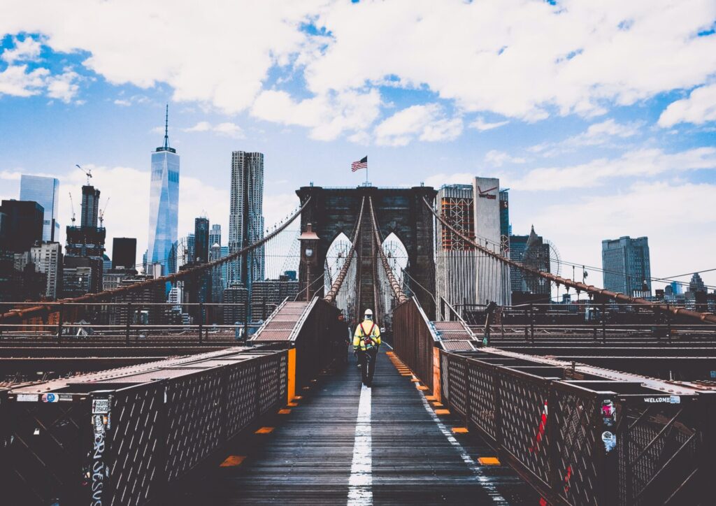 Brooklyn Bridge mit Manhattan Skyline dahinter