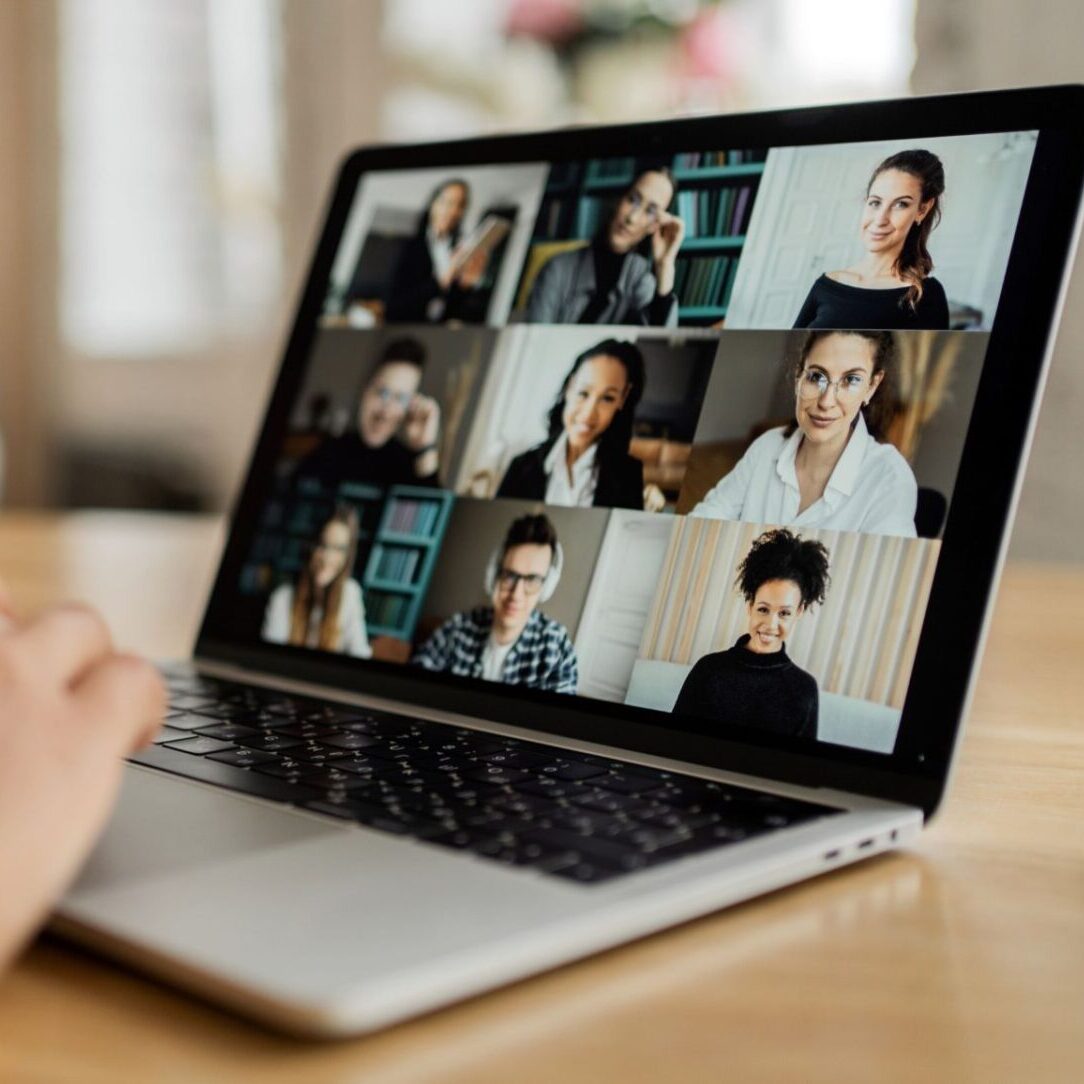 Bildschirm mit Videocall mit vielen Personen
